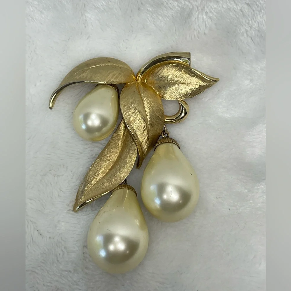 Vintage Brooch with glass beads gold tone